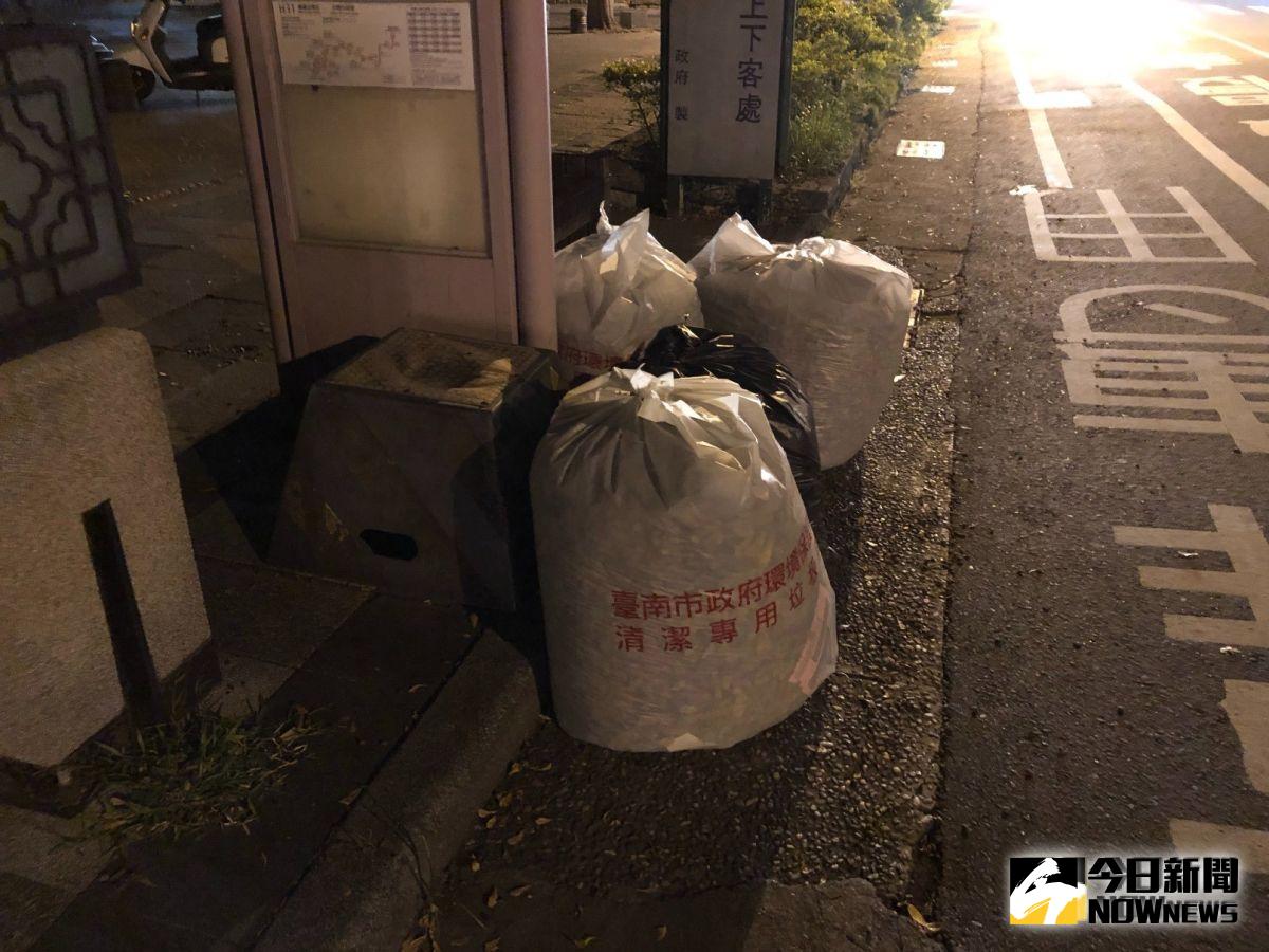 ▲市府單位竟將清潔完的垃圾堆置於公車站牌旁。（圖／記者陳聖璋攝）