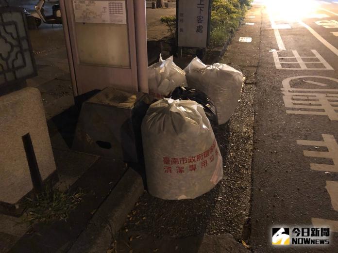 ▲市府單位竟將清潔完的垃圾堆置於公車站牌旁。（圖／記者陳聖璋攝）