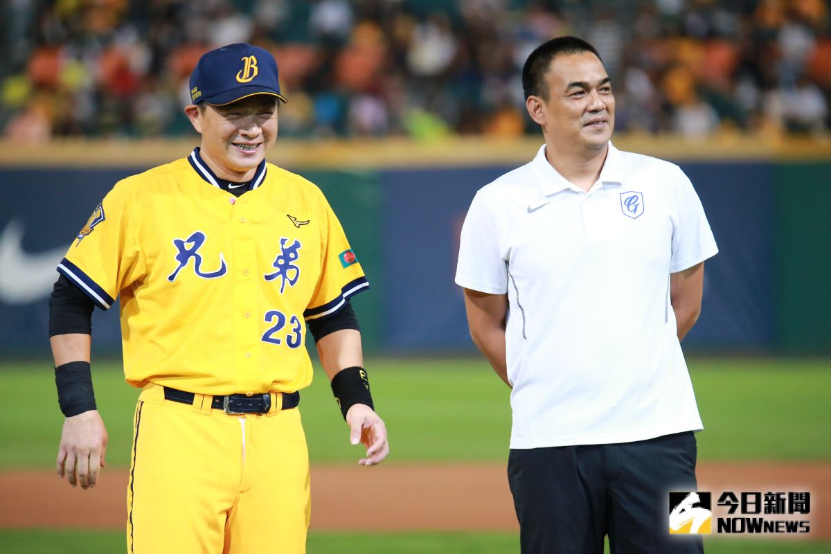 恰恰彭政閔與陳金鋒合影。（記者葉政勳攝）