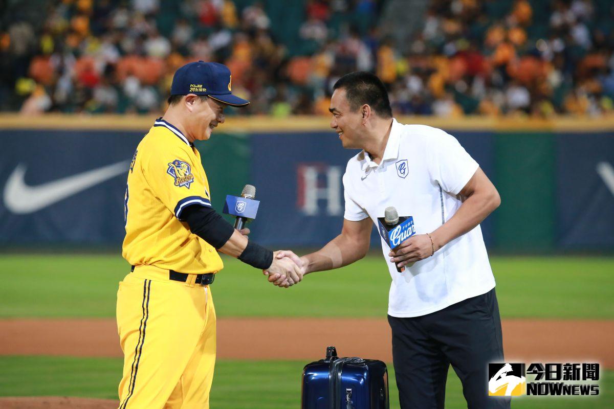 恰恰彭政閔與陳金鋒合影。（記者葉政勳攝）