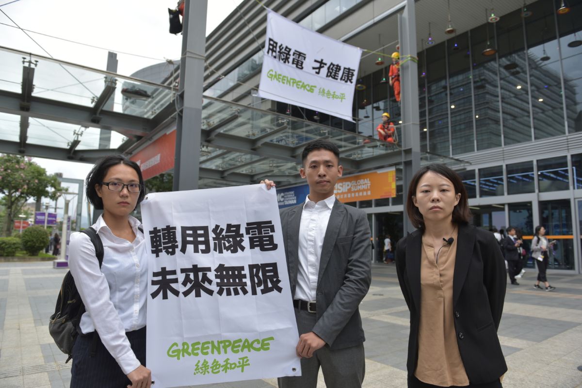 ▲今（18）日上午綠色和平前往2019國際半導體展表達「用綠電才健康」訴求，呼籲電子業儘速轉用綠電。（圖／綠色和平提供）