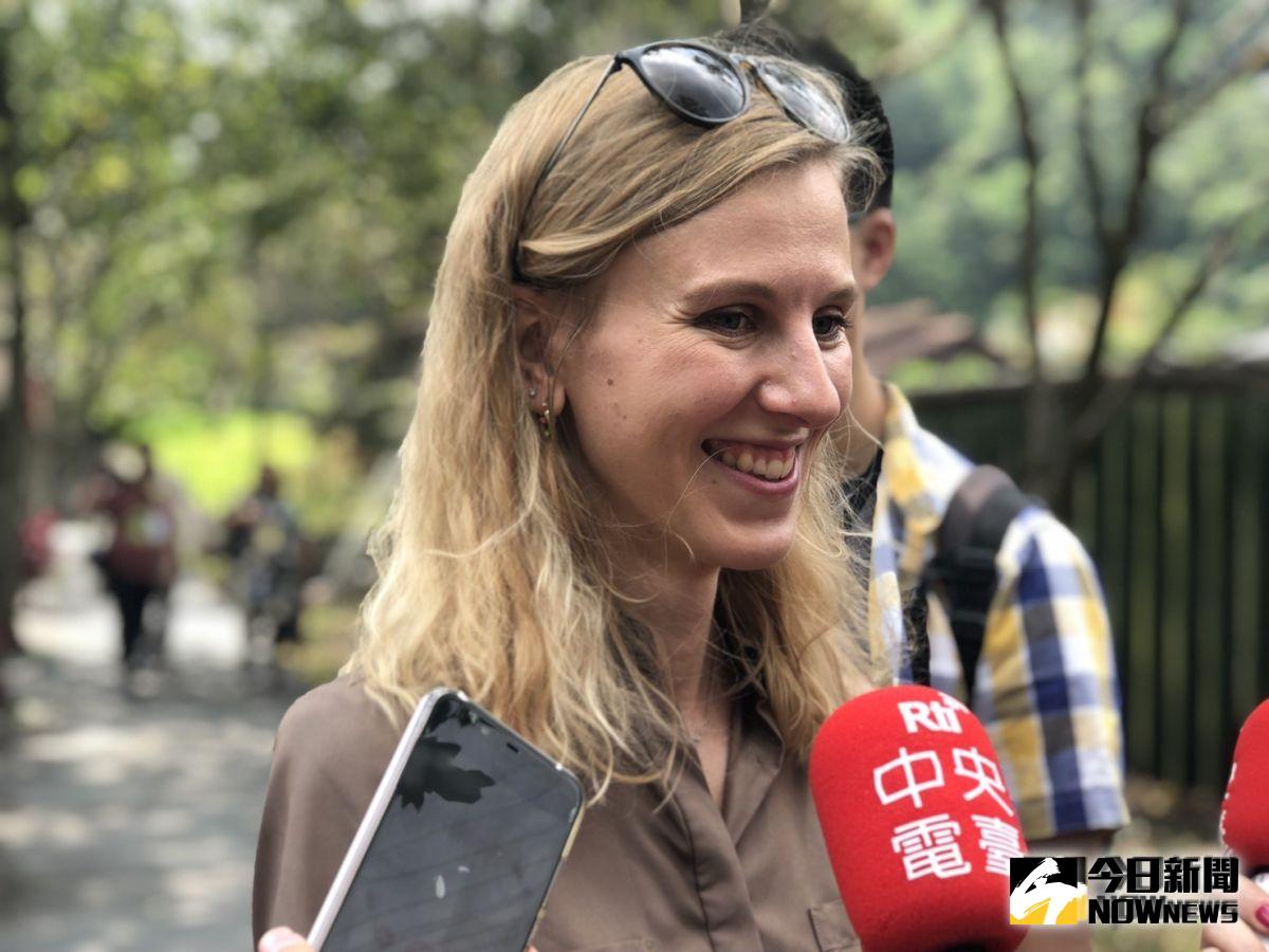 ▲俄羅斯插畫家卡佳（ Катя Молодцова ）今（ 18 ）日出席台鐵集集彩繪列車席啟航典禮，期待接下來幾天在台灣的行程，也想去看看太平洋。（圖／記者陳致宇攝, 2019.09.18）