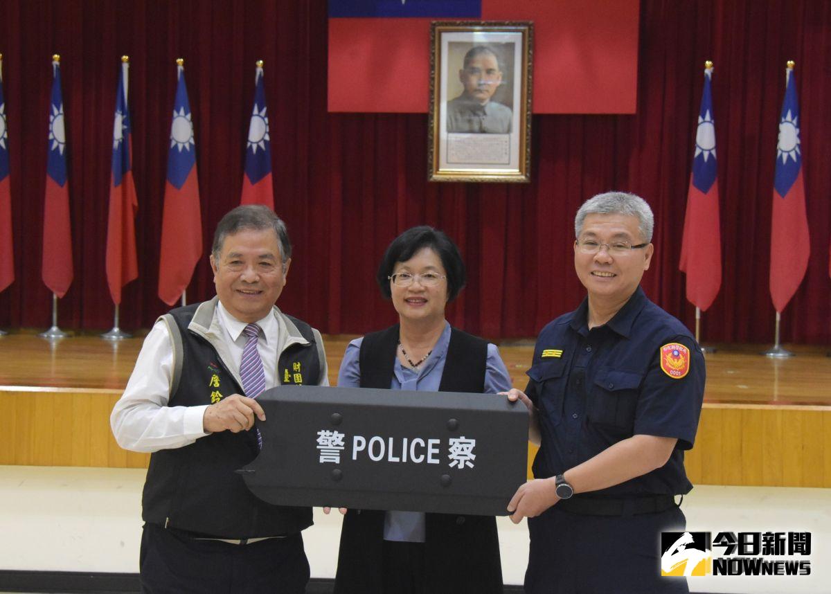 ▲臺灣省城隍廟捐贈371面臂盾給彰化縣警察局，提供給基層員警使用，由彰化縣長王惠美代表受贈。（圖／記者陳雅芳攝，2019.09.18）