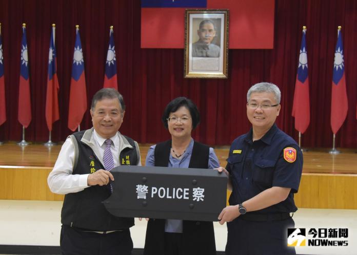 陰間司法「警察」　捐贈臂盾給彰化縣警察局
