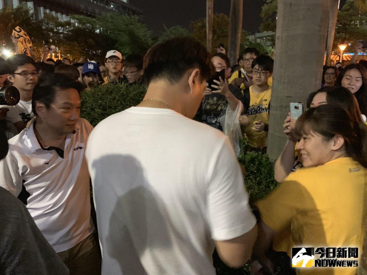 彭政閔新莊最終戰，賽後為球迷簽名。（圖／吳政紘攝）