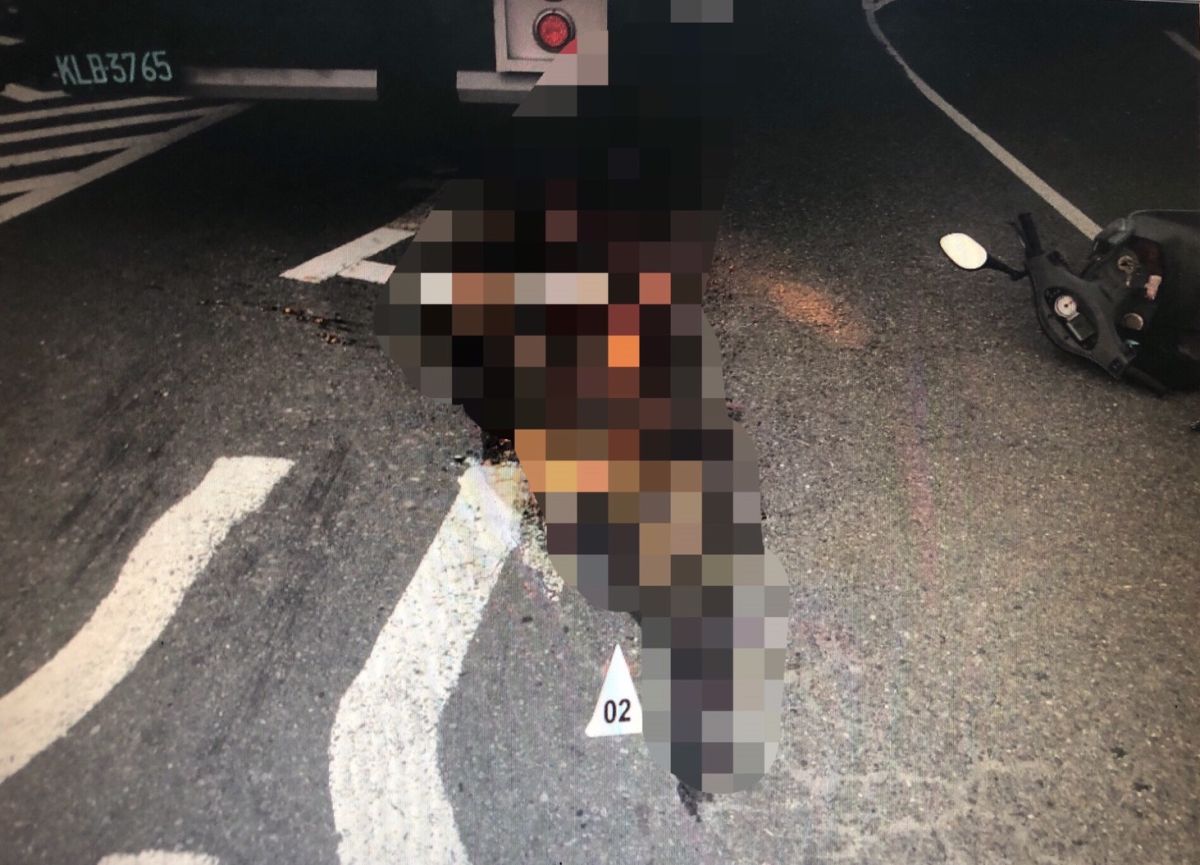 ▲女騎士遭大貨車輾成兩半，當場慘死。（圖／記者陳聖璋翻攝）