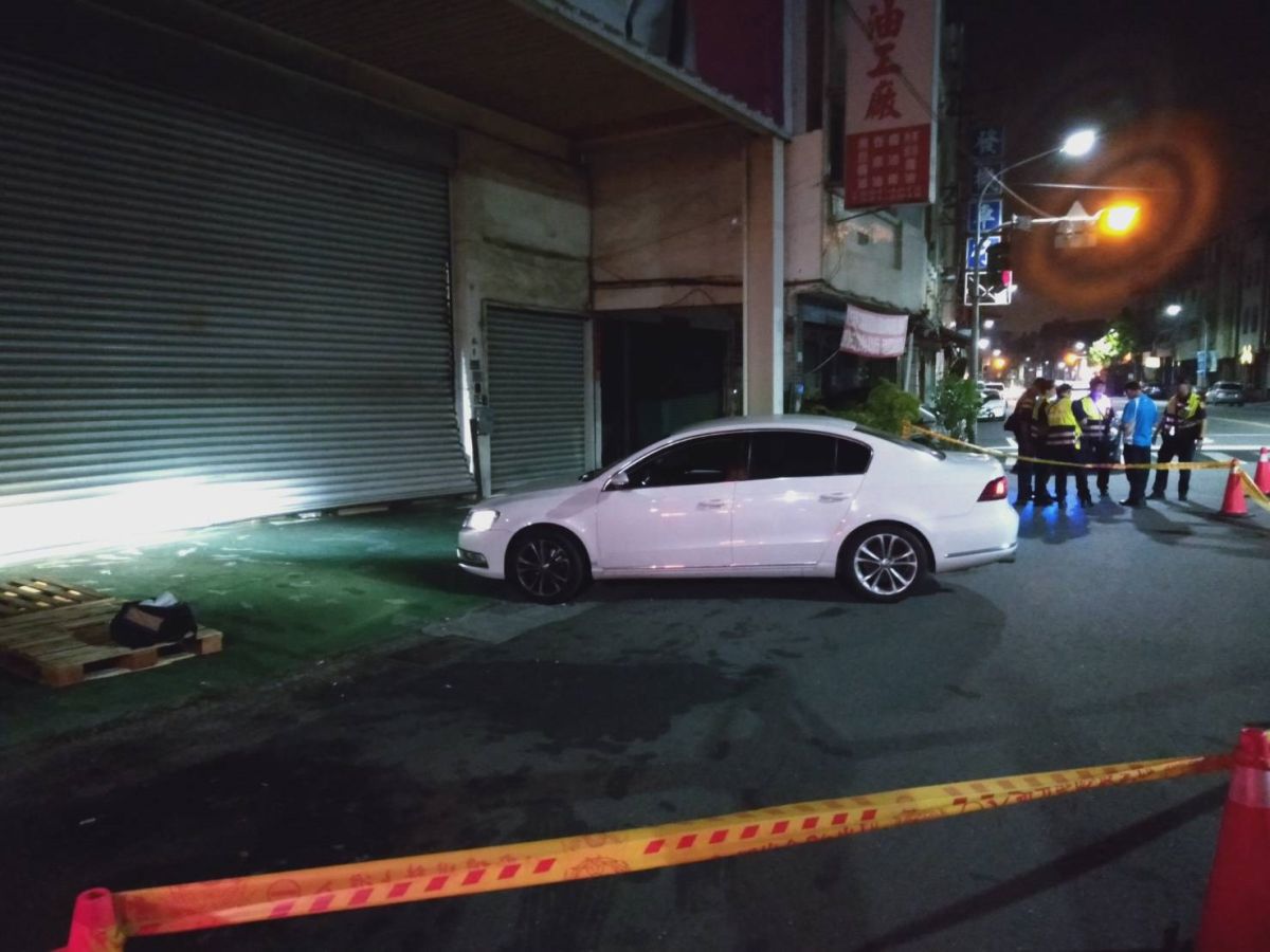 ▲連千毅直播倉庫今晨遭10車叫囂，一部白色自小客車突然迴轉衝撞鐵捲門，員警立即趨前逮捕李姓駕駛。（圖／記者郭凱杰翻攝，2019.09.19）