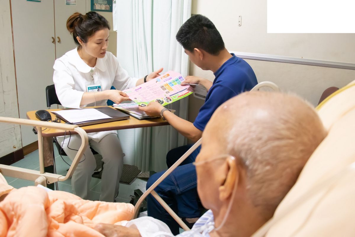 ▲出院準備護理師讓病人從出院前三天就開始進行照顧管理評估，雙向轉診將可銜接長照服務。（圖／東元醫院提供）