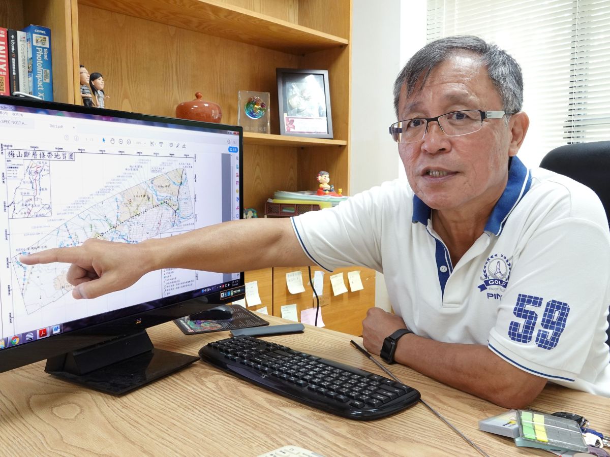 ▲中正大學副教授石瑞銓從土壤液化推論，證實梅山斷層往西延伸可能。（圖/中正大學提供，2019.09.19）