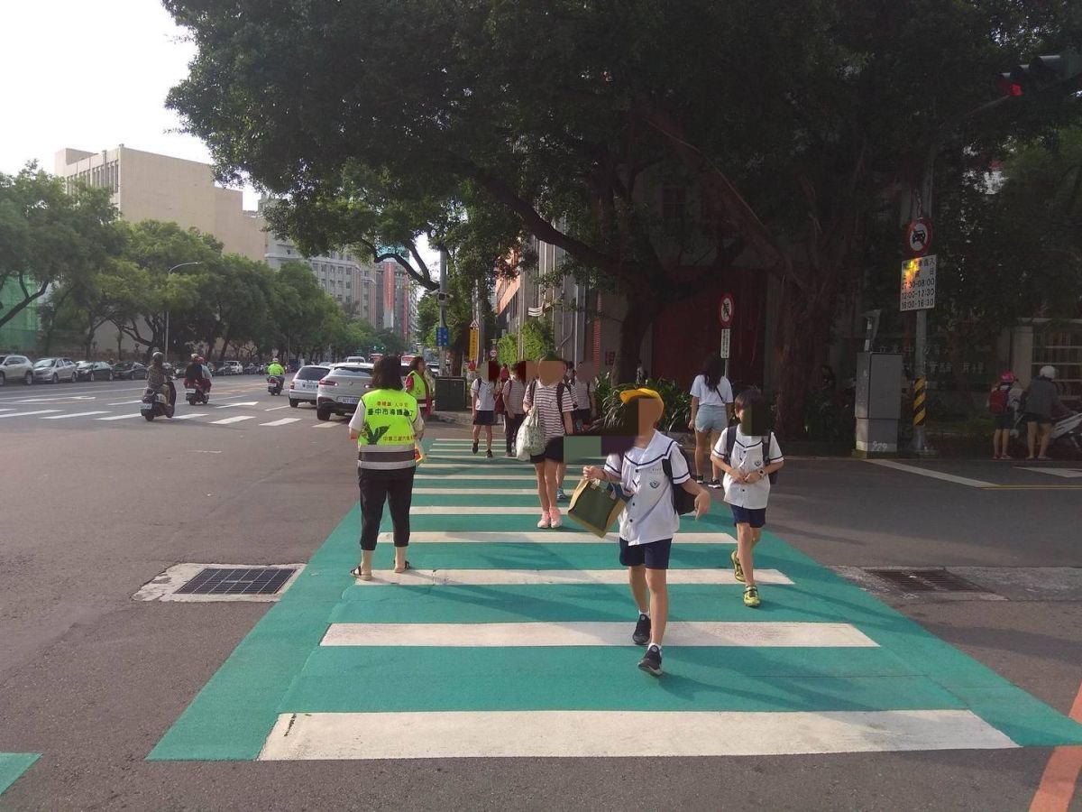 ▲中市府交通局在學校周邊劃設綠色行人穿越道線，綠底白線，相當醒目，增進學童通行安全。 (圖／交通局提供2019.9.19)