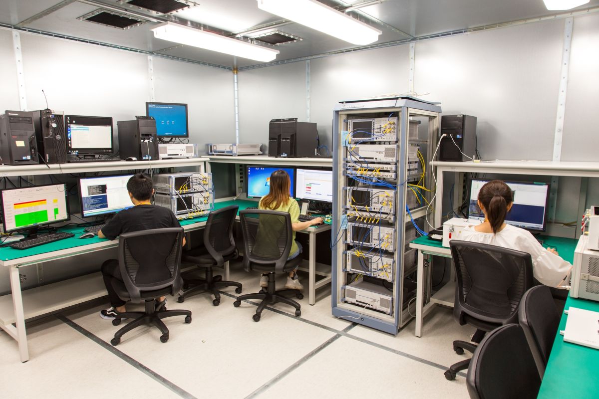 ▲聯發科5G研發大樓日前啟用，其中實驗室也首度曝光，光是電波隔離室中的一個成人高的測試設備，就要價新台幣一億元。（圖／聯發科提供）