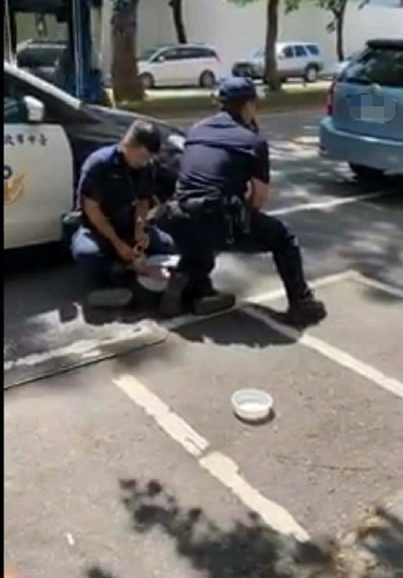 ▲6名非法移工四散竄逃，永福所2員警合力鎖定一嫌追捕上銬。（圖／民眾提供）