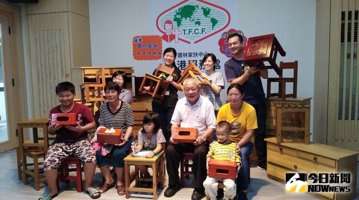 ▲雲林監獄巧聖先師手工原木家具，贈雲林家扶海線受助家庭。（圖／記者洪佳伶攝，2019.09.19）