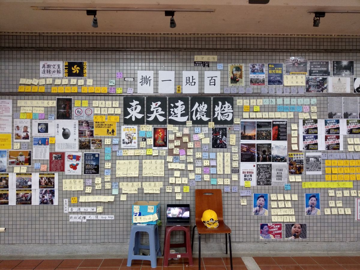 ▲東吳大學學生會今（19）日召開記者會表示，連儂牆是⼀個自由的公共平台，歡迎所有不同立場的人對話，而在今天稍早，6位破壞連儂牆的學生已於連儂牆現場貼出道歉聲明。（圖／東吳學生會提供）