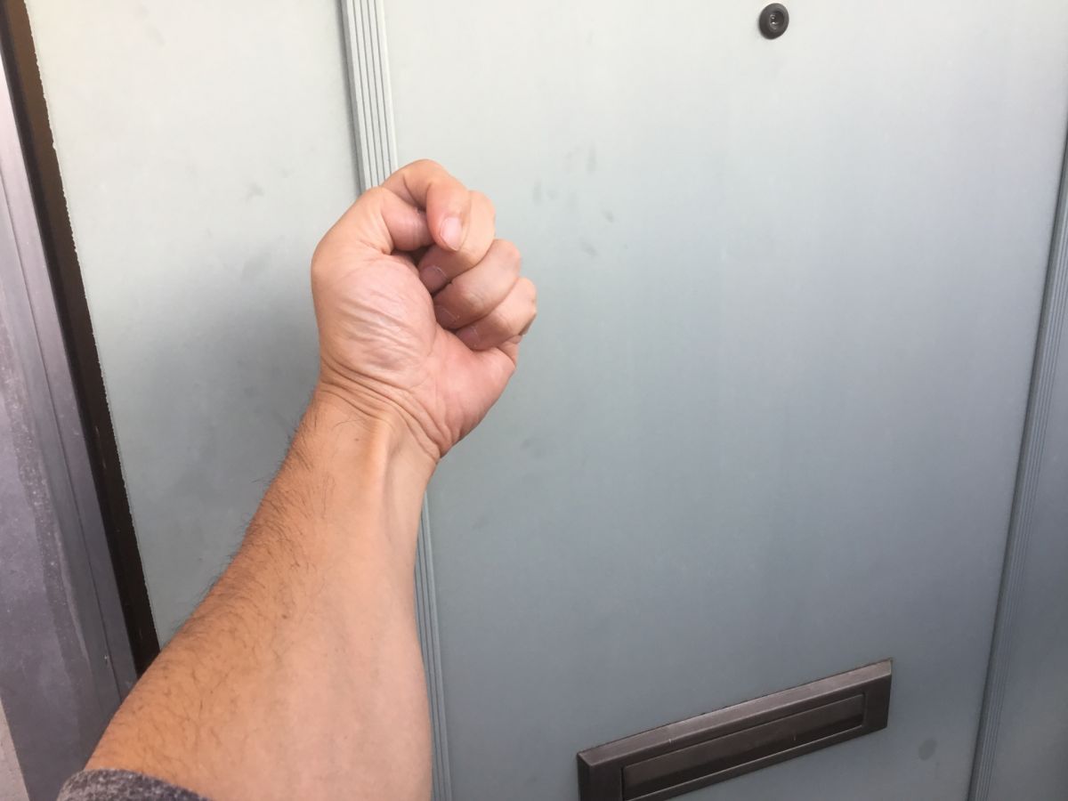 ▲俄羅斯一名母親，看到過世的兒子站在門外嚇壞了。（示意圖／與當事人無關，取自 photoAC ）