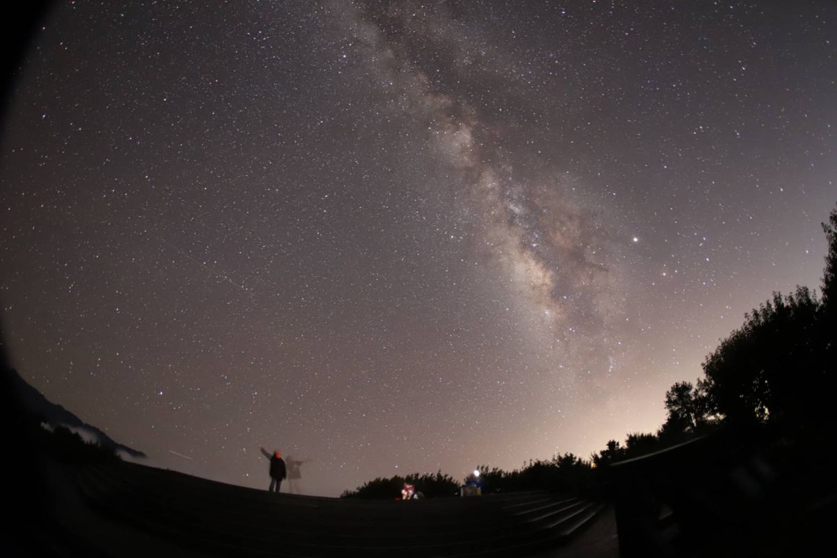 ▲今天228和平紀念日，夜空中將出現「七大行星同時現身」的夜景，肉眼就能看見清楚的星星。（示意圖／嘉義林管處提供）