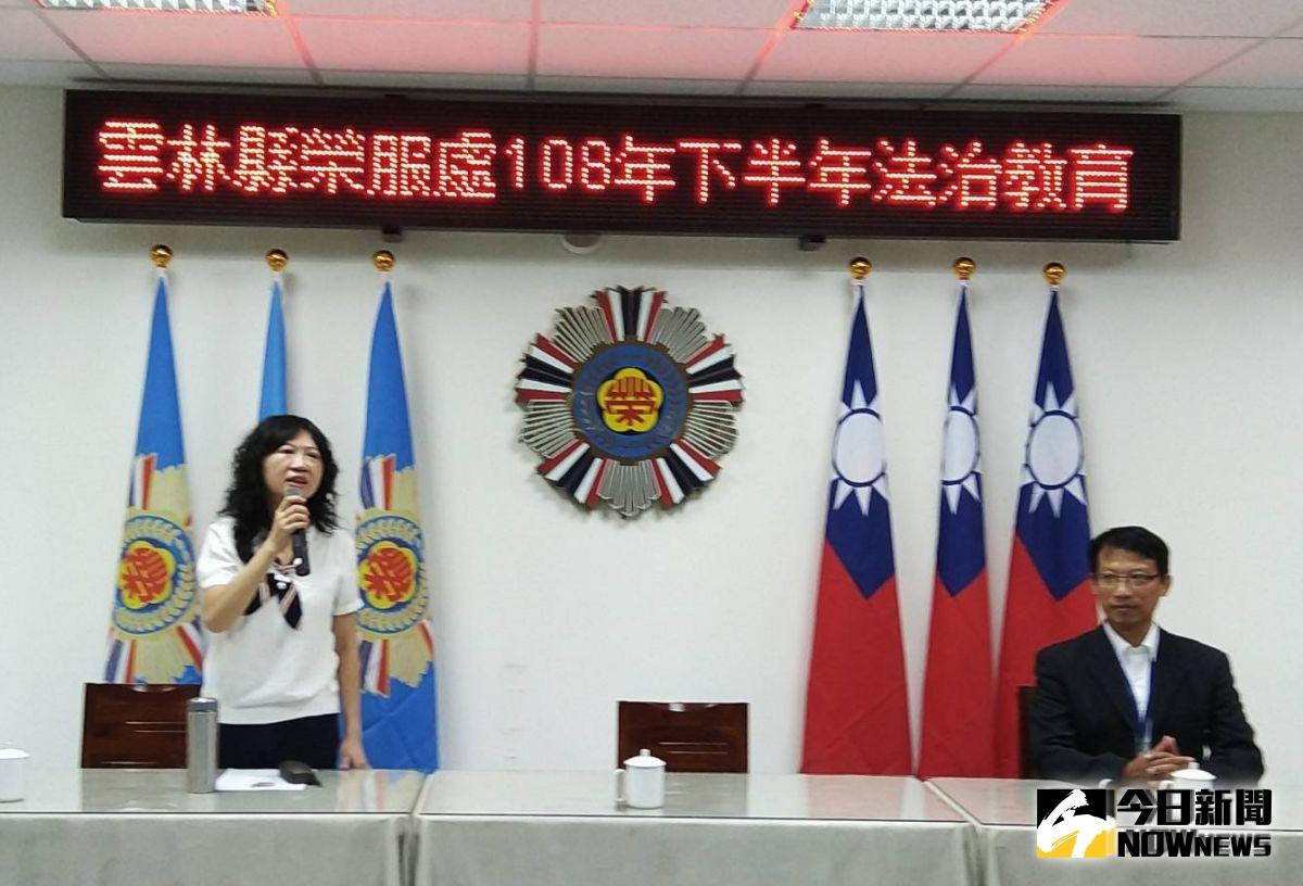 ▲榮服處介紹講師檢察官李文潔（右）主講公務人員廉政倫理規範與行政中立。（圖／記者蘇榮泉攝，2019.09.19）