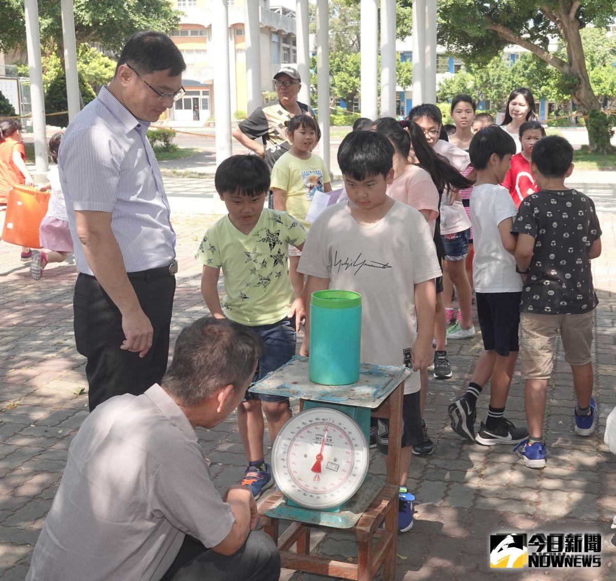 ▲鹿港鎮公所舉辦鎮內各級學校廢乾電池、廢平板電腦回收比賽，學童將回收物交給清潔隊秤重。（圖／記者陳雅芳攝，2019.09.19）