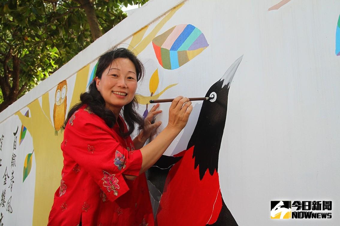 ▲東華附幼飛羽彩繪牆正式揭幕，花蓮縣長徐榛蔚親臨現場，完成最後點睛即完成創作。（圖／記者鄭志宏攝）