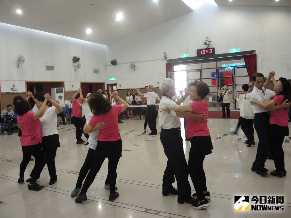 ▲彰化市長青大學國標舞學員節目表演，一起為即將到來的九九重陽節暖身並宣傳。（圖／記者陳雅芳攝，2019.09.19）