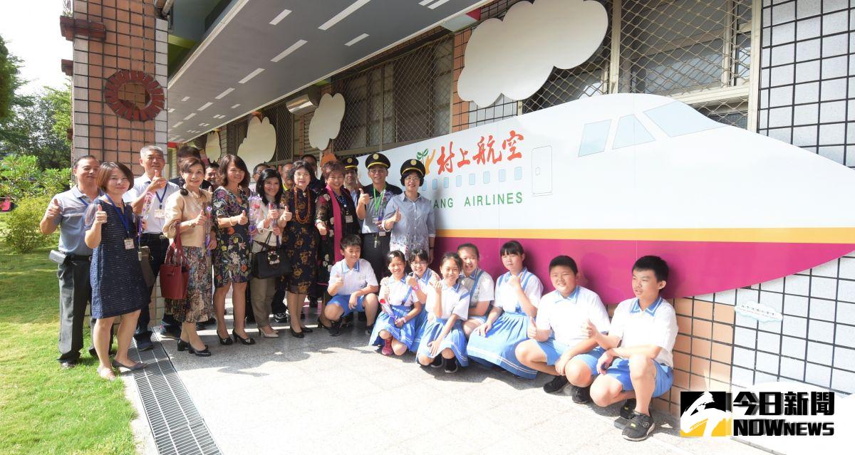 ▲村上國小去年先在校園裡設置了「航廈情境共讀站」，打造逼真的機場模擬情境。（圖／記者陳雅芳攝，2019.09.19）