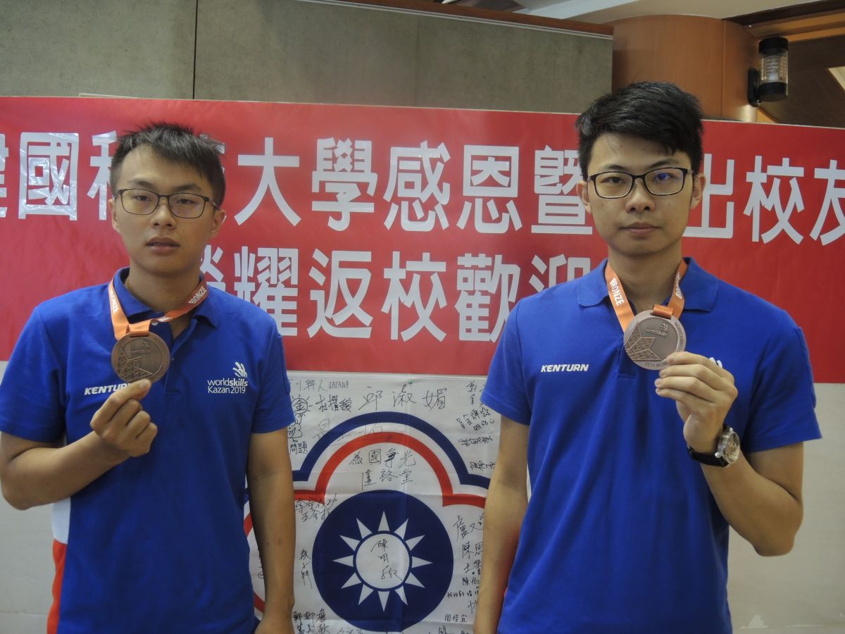 ▲建國科技大學機械工程系畢業校友盧廷嘉、楊日昇等人參加第45屆俄羅斯奧林匹克世界技能競賽，榮獲「集體創作職類-銅牌獎」。（圖／記者陳雅芳攝，2019.09.19）