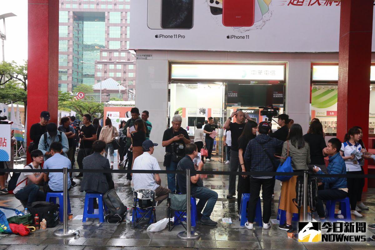 ▲蘋果新機iPhone 11系列今（20）日開賣，三大電信門口出現現場排隊人潮。（圖／記者葉政勳攝，2019.9.20）