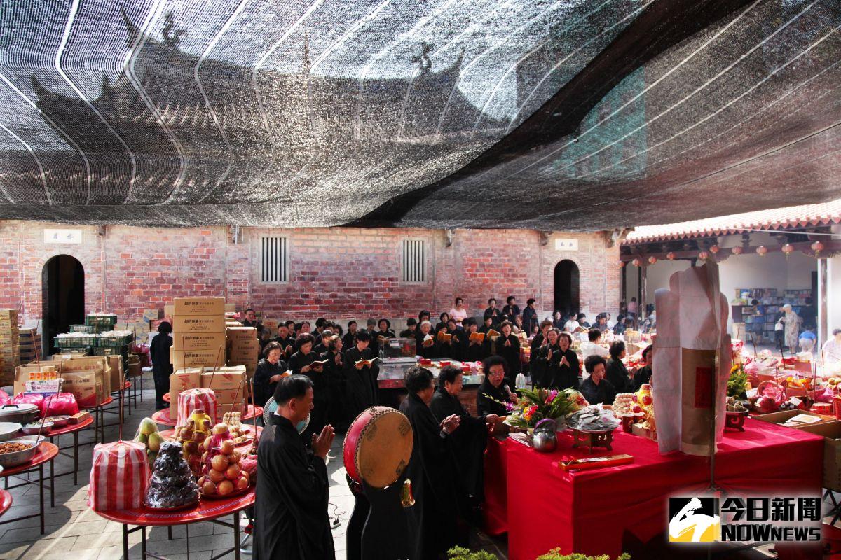 ▲鹿港攝影家龔顯森在鹿港鎮史館辦理「小城掠影~龔顯森攝影展」，用鏡頭奇妙地讓古蹟鮮活起來。（圖／記者陳雅芳攝，2019.）