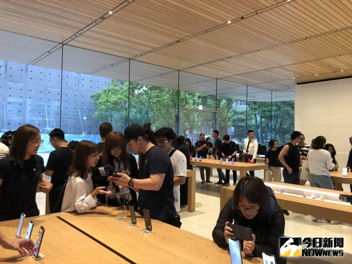 ▲蘋果新機iPhone 11系列今（20）日上午正式開賣，台北信義威秀蘋果旗艦店A13今年也加入戰局，果粉拿到手機都相當興奮。（圖／記者趙毓琪攝，2019.9.20）