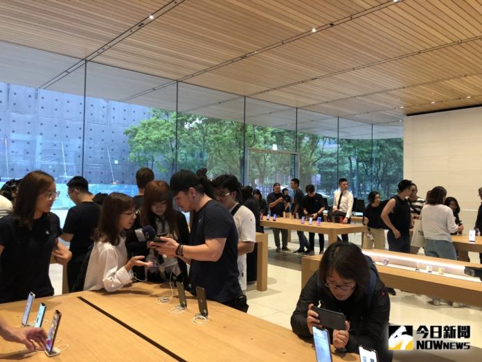 ▲蘋果新機iPhone 11系列今（20）日上午正式開賣，台北信義威秀蘋果旗艦店A13今年也加入戰局，果粉拿到手機都相當興奮。（圖／記者趙毓琪攝，2019.9.20）