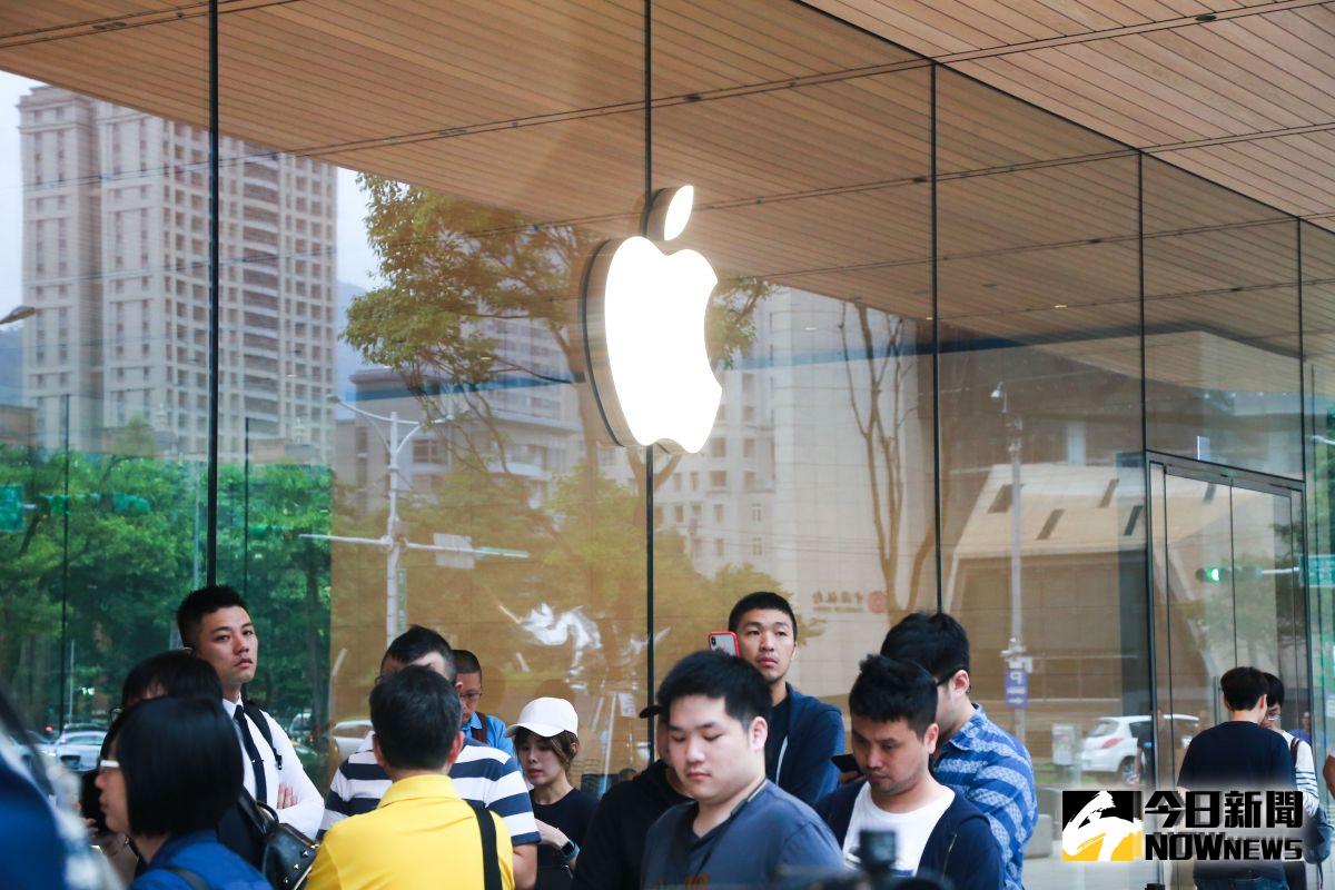 ▲iPhone A13旗艦店8點人潮陸續出現，等著進店試用新手機。（圖／記者葉政勳攝，2019.9.20）
