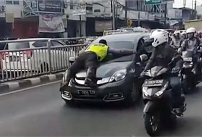  當時，南雅加達分局的交通警察正在取締違規停車的車輛，有一台停在路邊的深灰色SUV駕駛拒絕給警察檢查駕照，並意圖逃離。（圖／翻攝自Instagram）