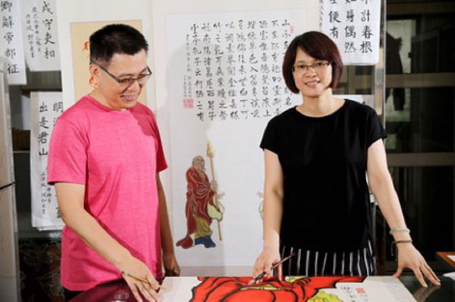 ▲台中市消防局分隊長謝嘉益與夫人王美容鶼鰈情深，勤餘浸淫繪畫書法。 （圖／消方局提供）