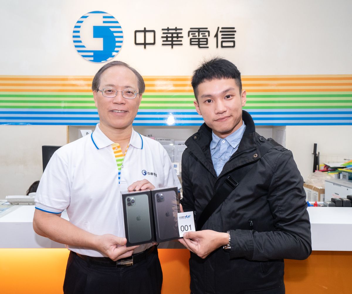 洪先生申辦iphone 11 pro max 256gb太空灰並獲謝繼茂董事長加碼送頭香禮。（中華電信提供）