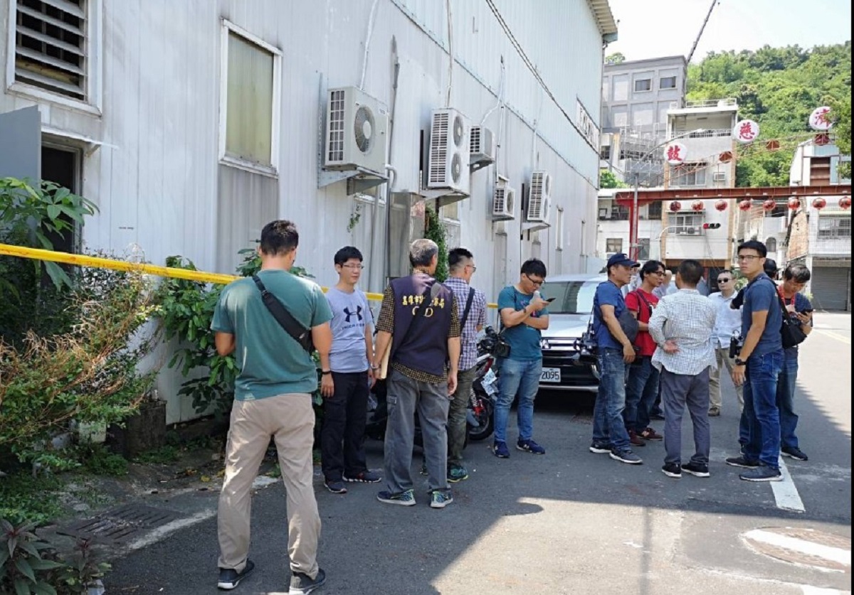 ▲高雄地檢署會同鼓山警分局、保二員警，經發局等單位，聯合稽查搜索連千毅位於鼓山的倉庫。（圖／記者郭凱杰翻攝，2019.09.20）