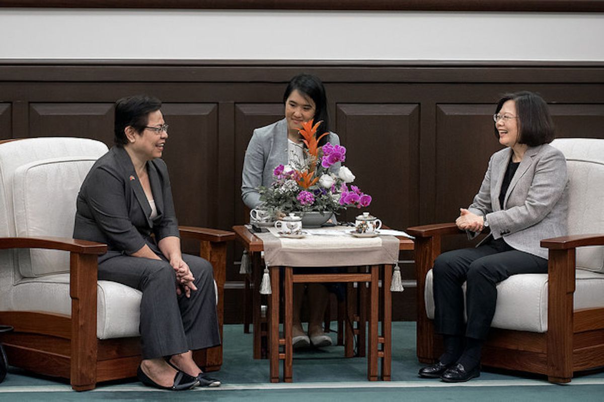 ▲今年5月1日，蔡英文總統接見吉里巴斯共和國駐臺大使游黛姤（Teekoa Iuta），沒想到4個多月後台巴就斷交。（圖／總統府提供）