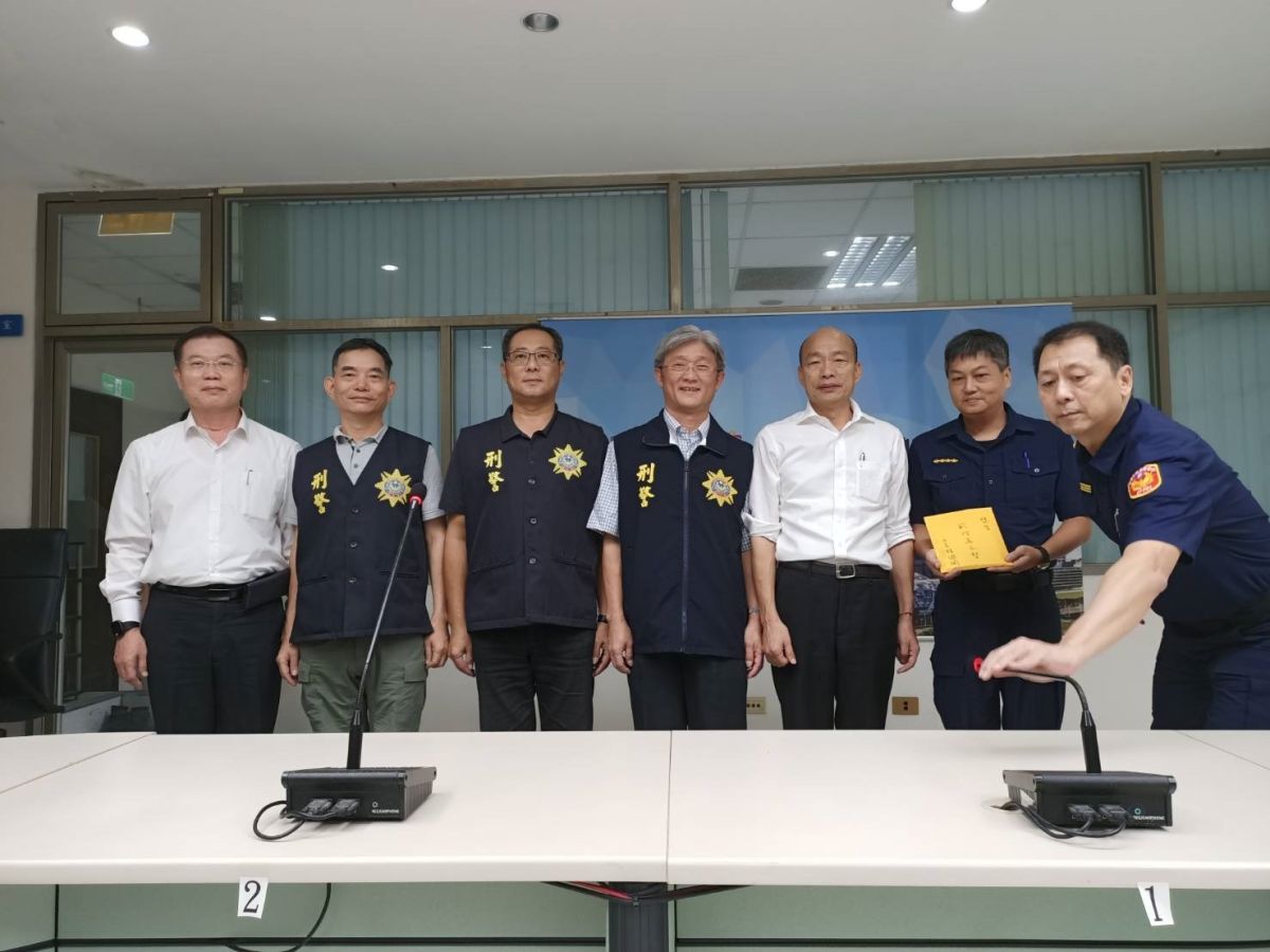 ▲槍擊案一天內破案，高雄市長韓國瑜今(20)天特別前往前鎮分局表揚相關有功人員肯定警方展現維護社會秩序能力。（圖／記者郭凱杰翻攝，2019.09.20）