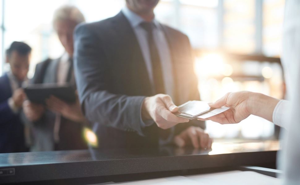 以往前往泰國，總需要花費心力和時間填寫入住的飯店和地址，十分麻煩。而最近，泰國總理巴育終於表態，要與三大部門共同協商修訂，提升外商企業來泰國投資的意願。（圖／Shutterstock）