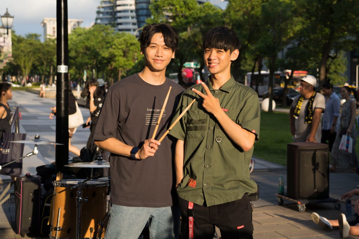 ▲蔡旻佑圓夢完成「一日街頭駐唱」任務。（圖／何樂音樂提供）