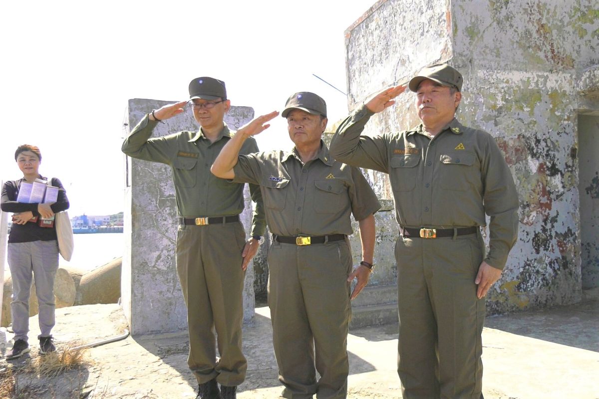 ▲陳松濤、洪篤昌及王繼世等3位老兵，今日上午特別前往料羅港區內的「鋼堡」參訪。（圖／蔡若喬攝, 2019.09.20）