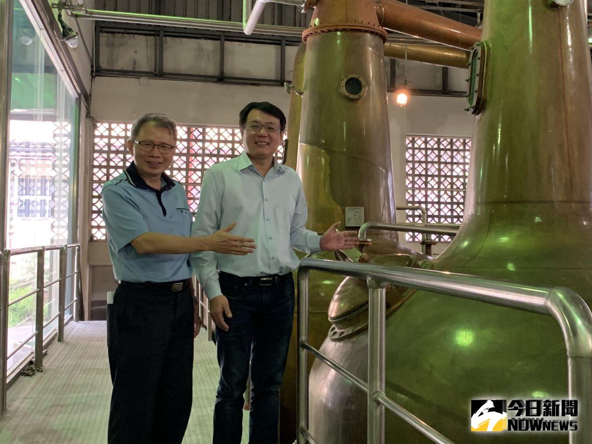 ▲台灣菸酒公司董事長丁彥哲（右）與南投酒廠廠長詹朝安合影，丁彥哲並透露，將以授權經銷暨委託代工模式進入越南啤酒市場。（圖／記者顏真真攝）
※【 NOWnews 今日新聞 】提醒您 酒後不開車，飲酒過量有礙健康！※