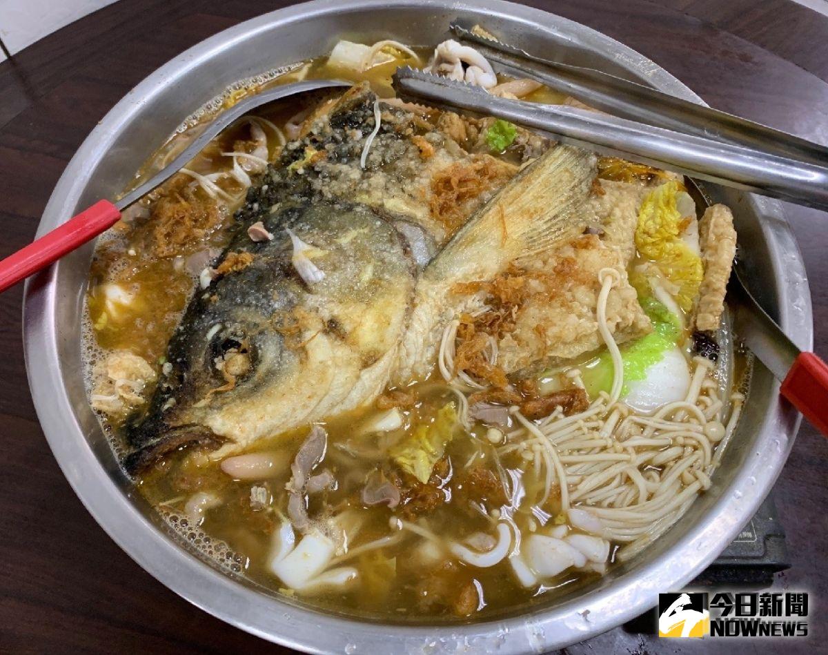 ▲魚頭及一整鍋美味的綜合料理。（圖／記者陳惲朋攝）