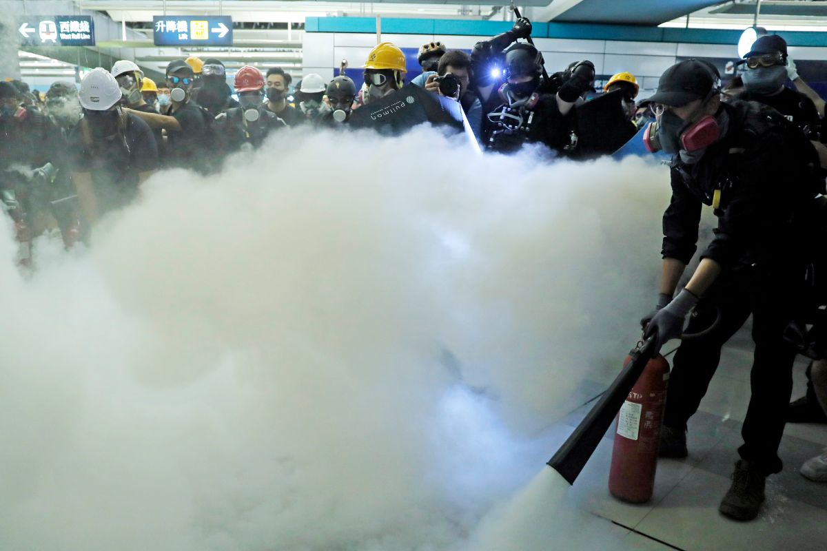 ▲香港網友號召 9 月 21 日晚上 7 點到元朗站靜坐。圖為 8 月 21 日元朗事件滿月時的抗議資料照。（圖／美聯社／達志影像）