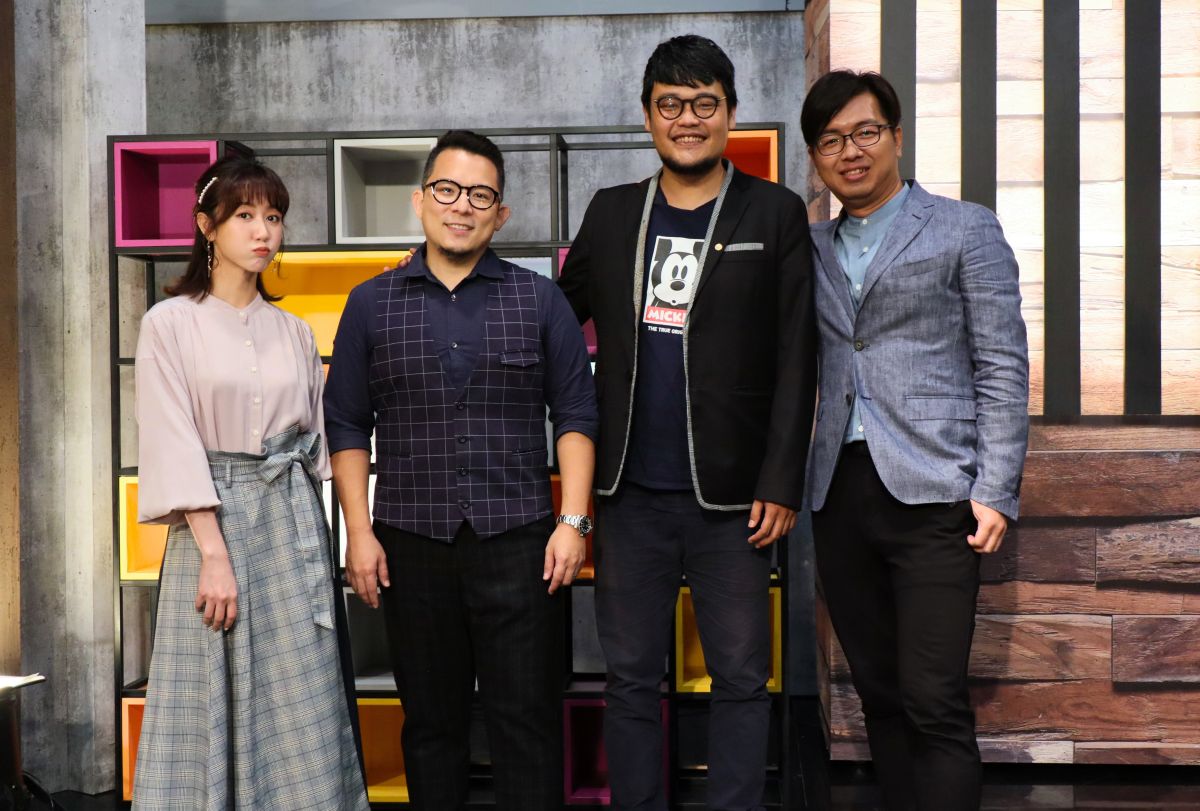 ▲《娛樂鄉民》主持人瑪麗（左起）、蘇打綠阿福、蘇打綠小威、《娛樂鄉民》主持人鄭偉柏。（圖／MOMOTV提供）