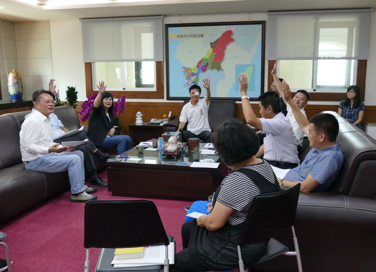 ▲高雄市議會開黨團協商會議，通過議會質詢準時晚上6時30分散會，時間一到議員就不能再發言。（圖／高市議會提供）