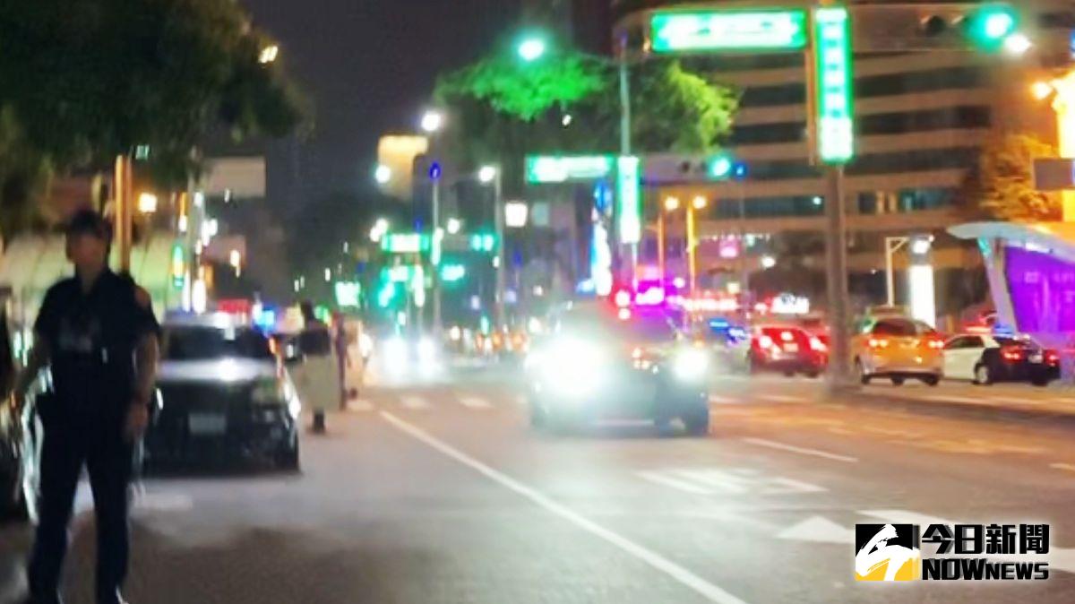 ▲押解嫌犯的囚車19日晚間從雄檢出發不久即發現疑似遭跟車，法警前往前金分駐所求助，高市警局立即派出大批警力護送囚車。（圖／記者郭俊暉攝 , 2019.09.19）