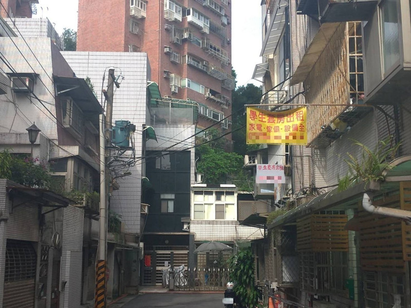 世新大學後門的試院路上，隨處可見招租的看板。（圖／初聲記者李妍頻攝）