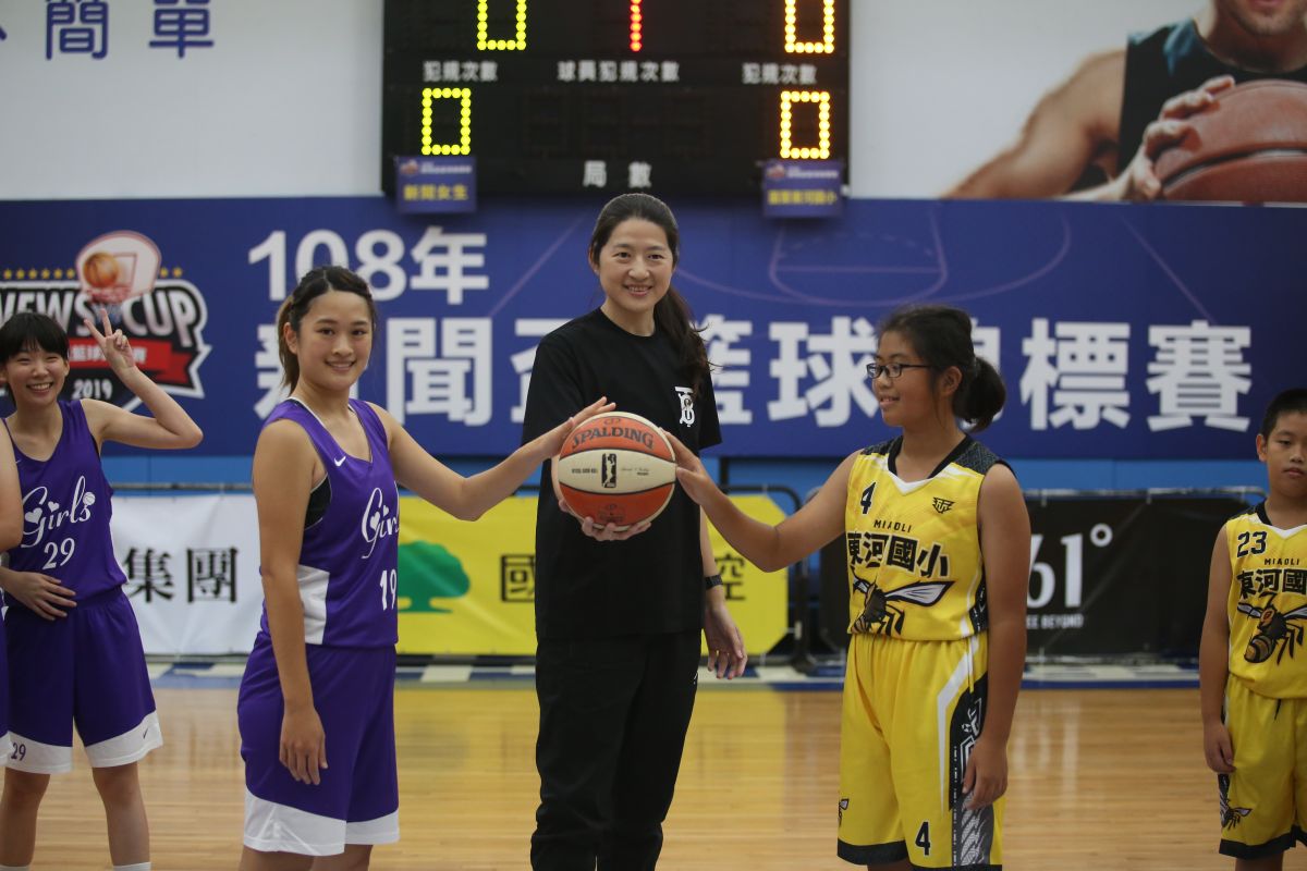 ▲新聞盃，新聞女生出戰東河國小，女籃國家隊總教練鄭慧芸(中)前來開球。（圖／大會提供）