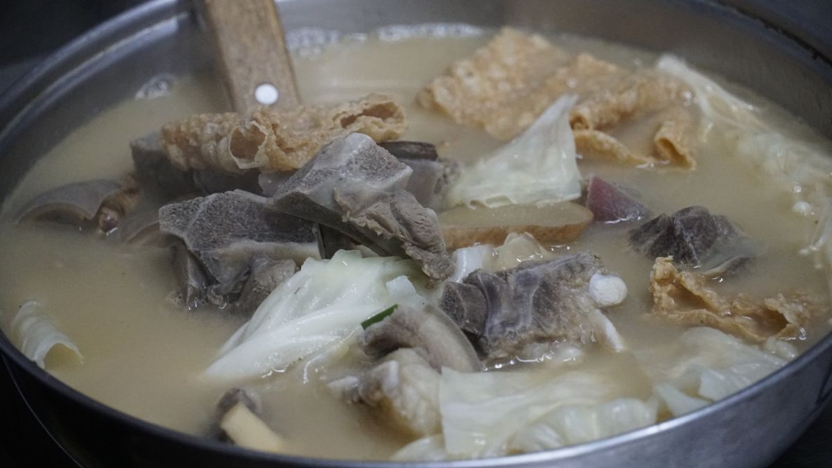 ▲羊肉爐是將帶皮羊肉先於快鍋用麻油、薑片熱炒。（圖／記者蘇榮泉攝，2019.09.22）