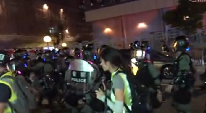 影／香港元朗再爆衝突！有示威者燒五星旗　防暴警出動
